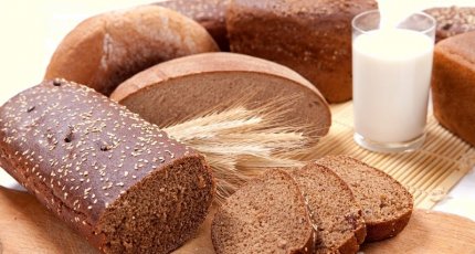 Как делается маска от выпадения волос из черного хлеба?