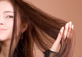 Почему на голове болят и выпадают корни волос?