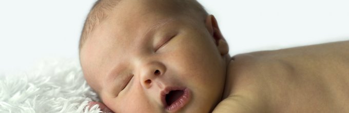 Стоит ли бить тревогу, если у грудничка появилась залысина на затылке?