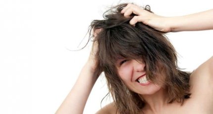 Как появляются коросты, перхоть на голове и как их лечить